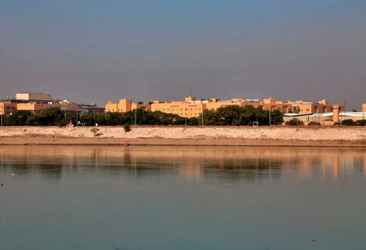 夜晚时分，多枚火箭弹飞向美国大使馆，美军防空火力全开进行拦截