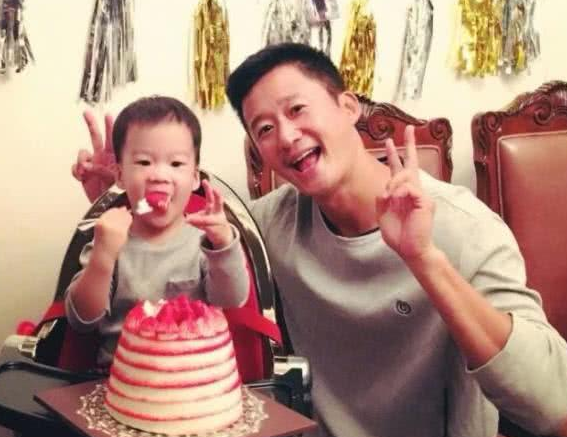 男明星带娃有多不靠谱？杜江将嗯哼当玩具，吴京差点摔掉儿子门牙
