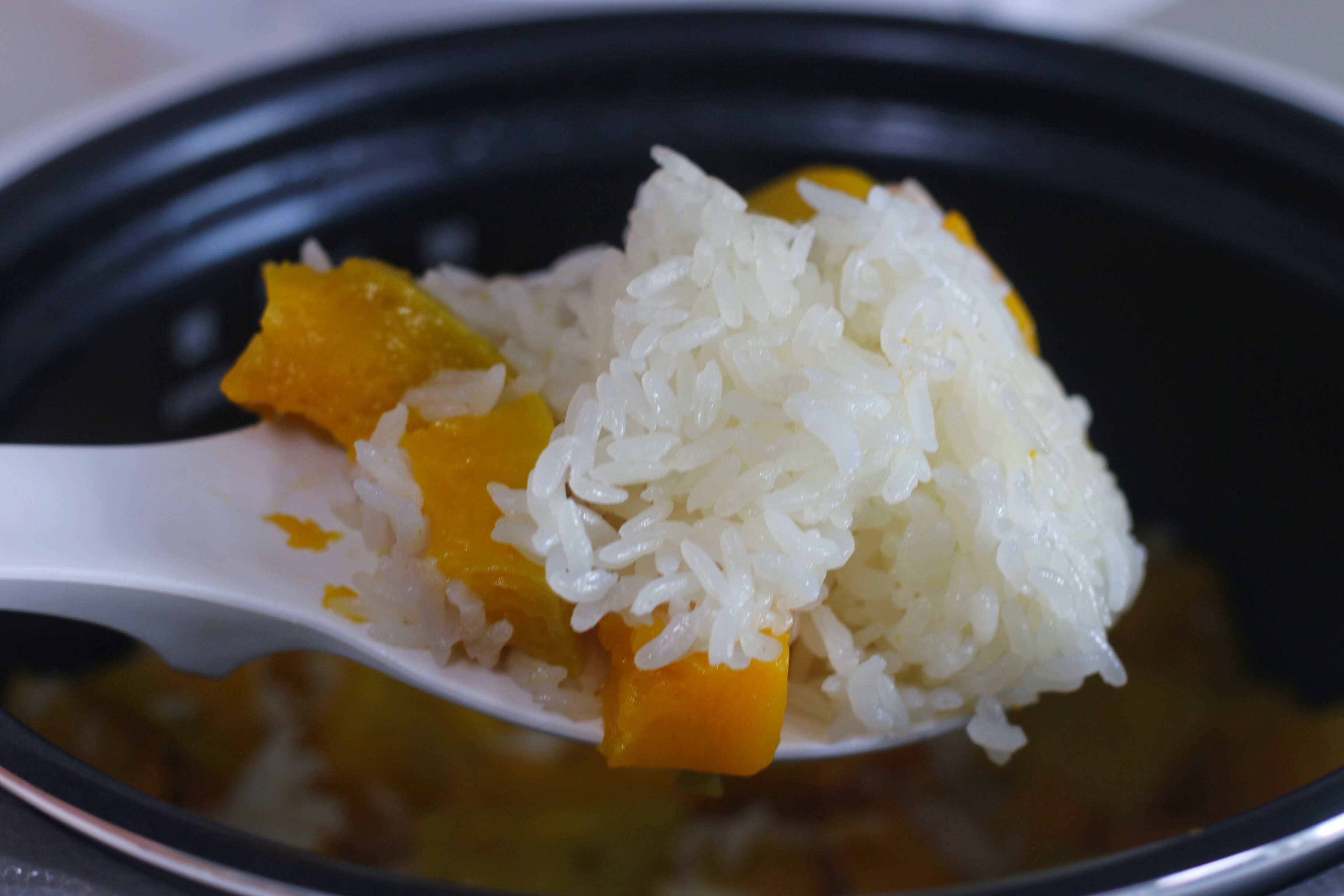 用南瓜燜了一鍋飯，沒炒菜，孩子吃得有滋有味，秋天就愛這麼吃