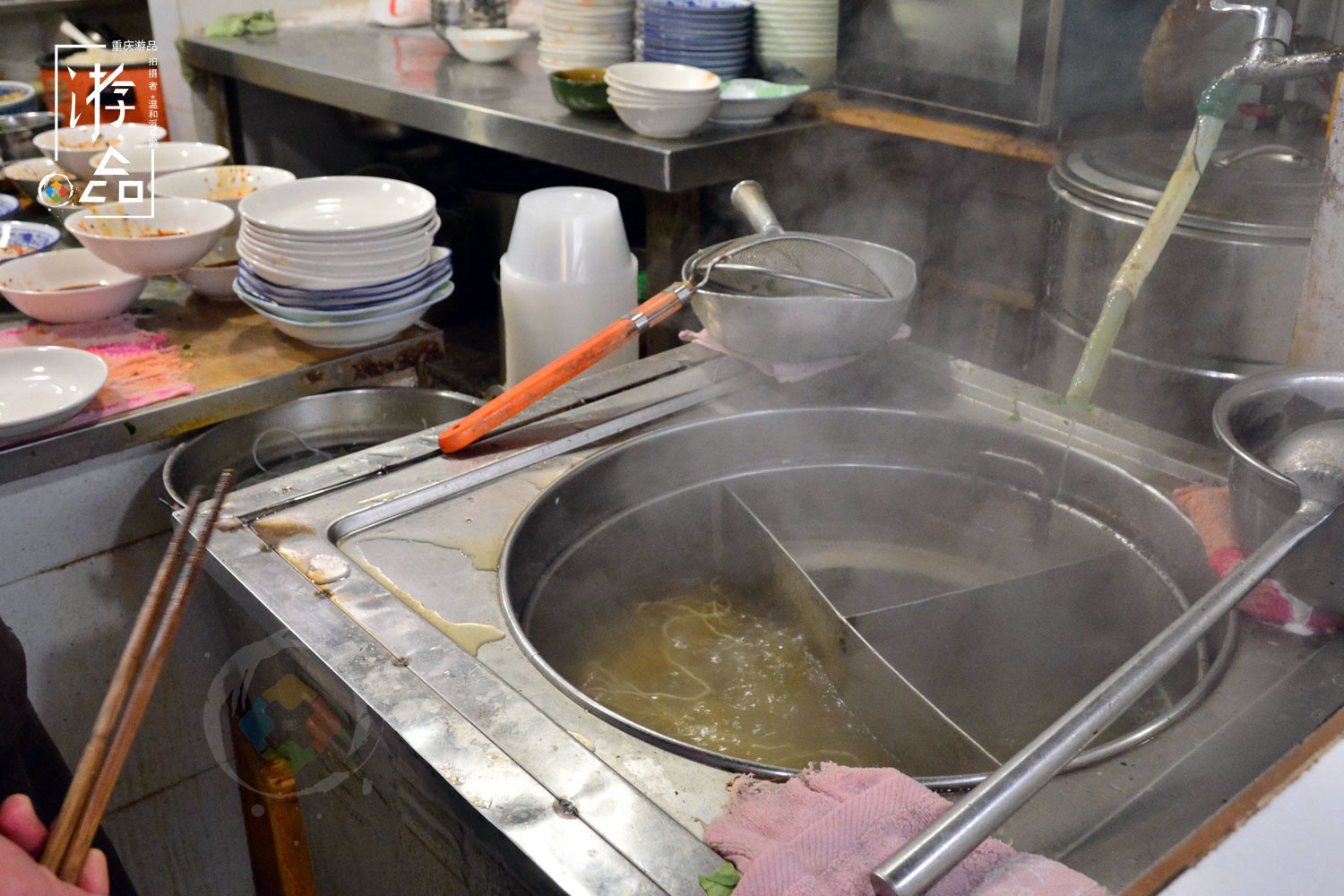 重庆人最爱的特色面馆：炖鸡面、凉面与燃面，在人和街一网打尽