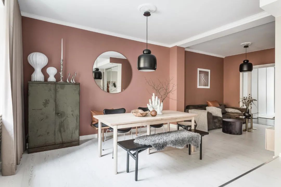 90㎡现代简约，暗粉色背景墙，随意个性的家具，生活简单而情趣
