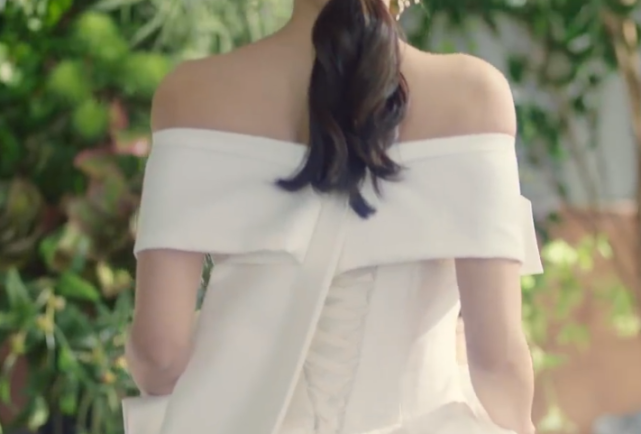 杨紫身材又翻车！膀大腰圆瑕疵太多，拍个背影