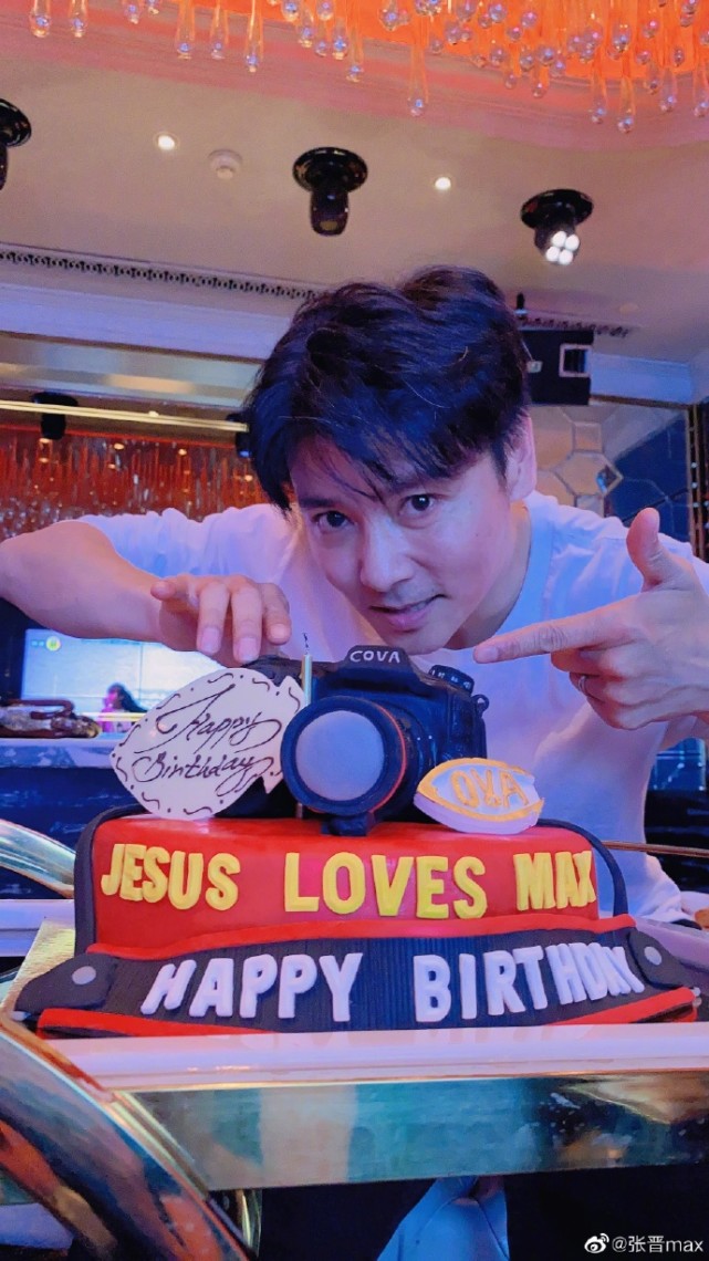 蔡少芬曬全家福為老公慶生，張晉變人形挂件，老婆孩子環繞超幸福