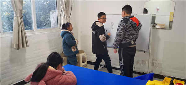 稳恒者儿童服务站有爱就是年｜你画我猜谁最厉害？