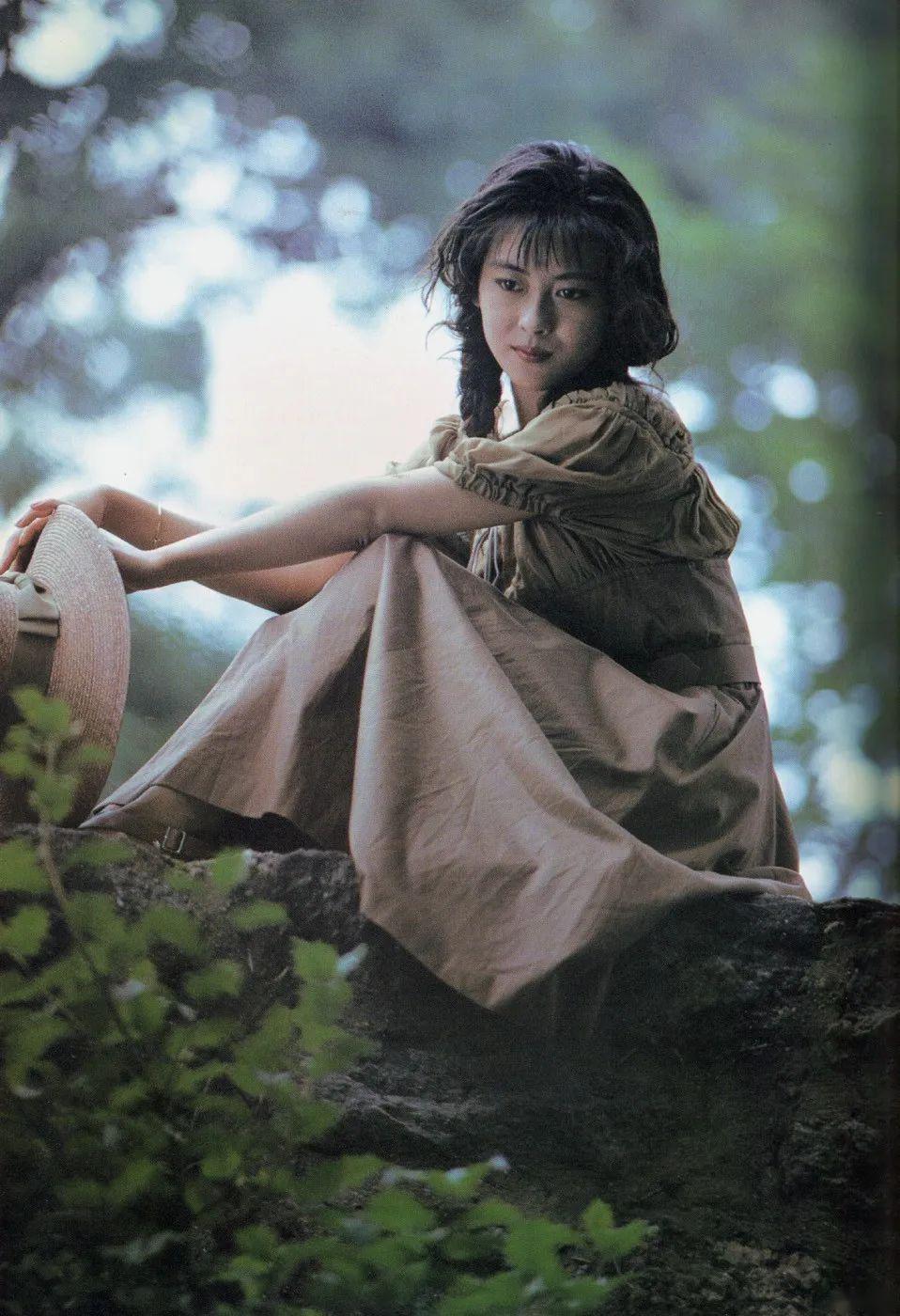 Fall in love with Jet Li on the screen and become famous in China. 