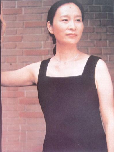 金鸡影后奚美娟：39岁高龄产子也留不住丈夫，今和儿子相依为命