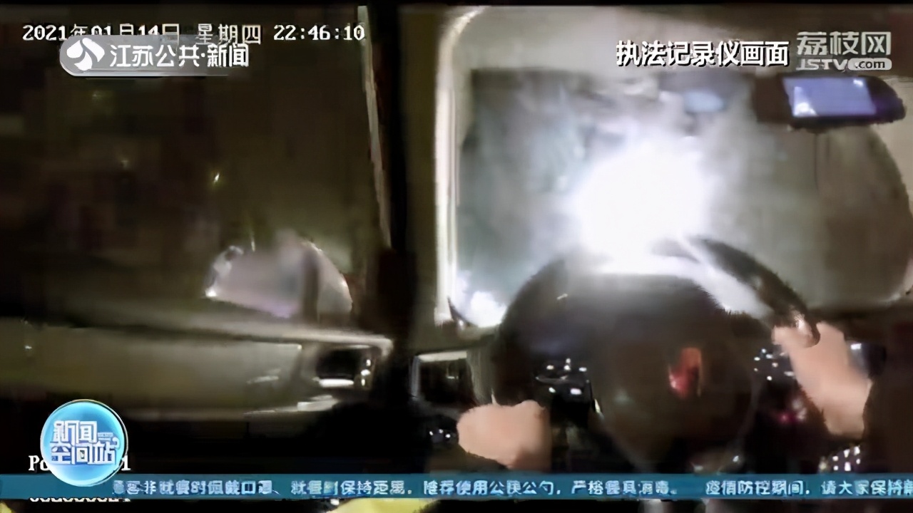深夜暖心一刻！男子深夜回家错过末班车 交警将其送回