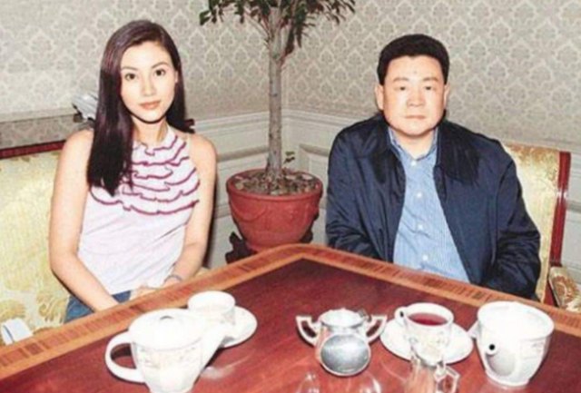 蔡少芬张晋香港豪宅曝光，全屋只有80平，装修得温馨又舒适