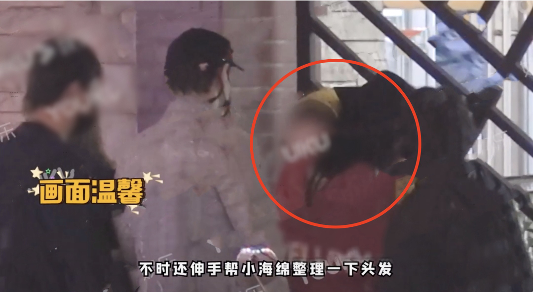 黄晓明一家三口罕见同框，带小海绵看病后买雪糕，画面幸福温馨