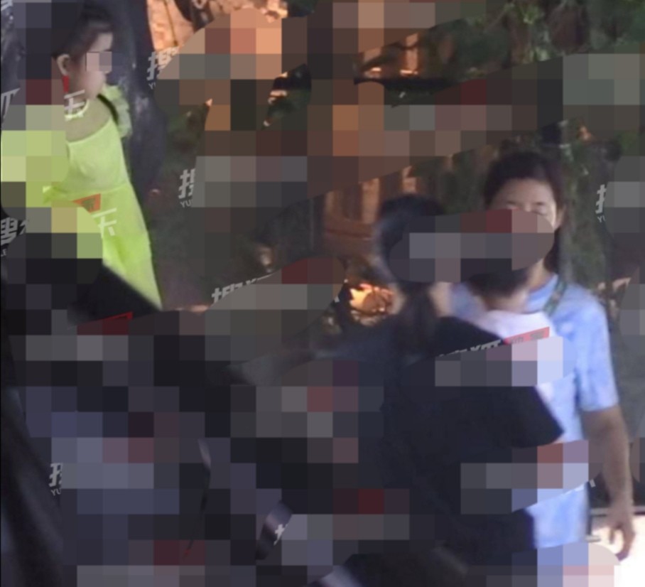 汪峰章子怡带俩娃聚餐，中途将娃送走享独处时光，大女儿没在身旁