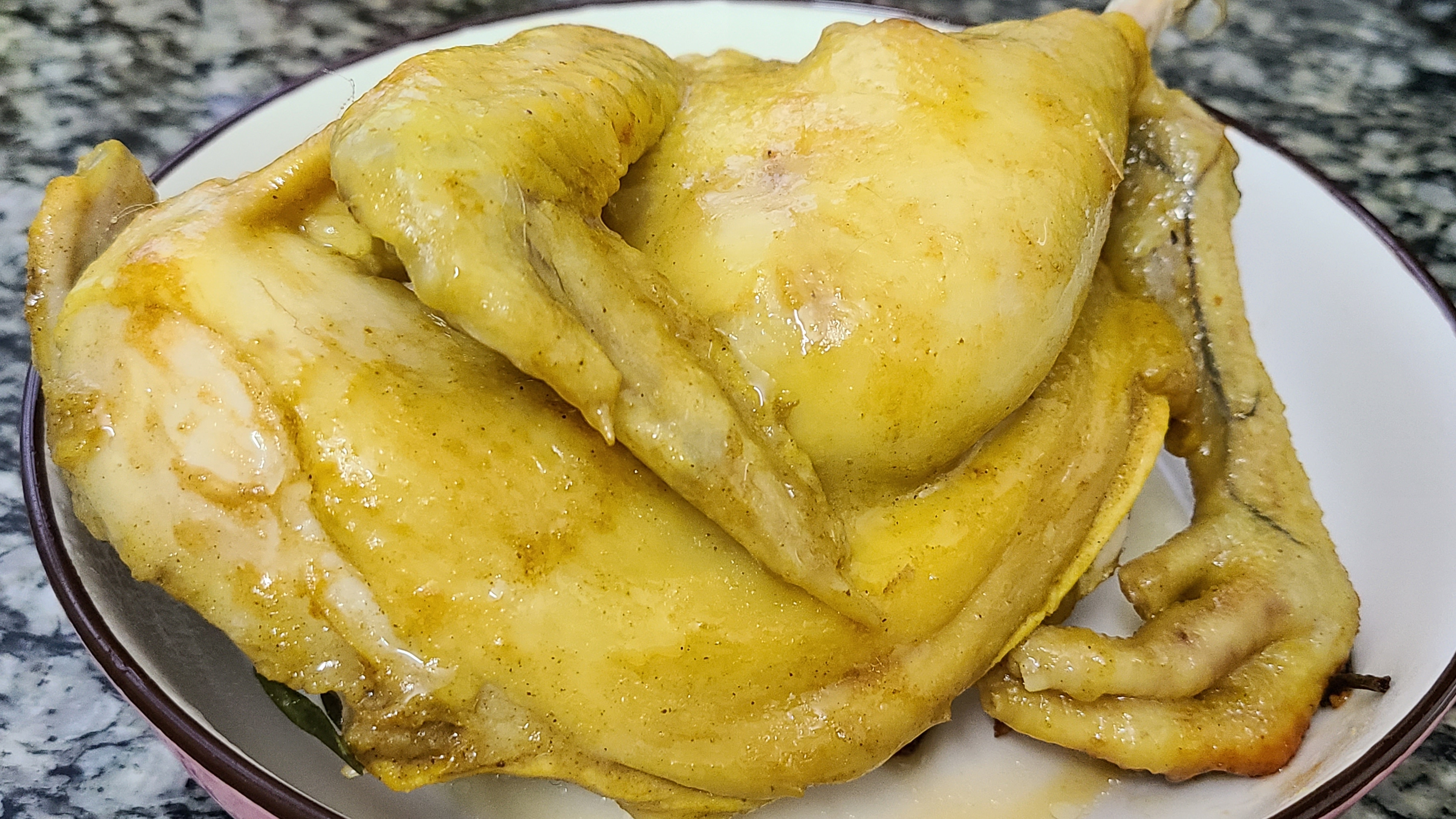 廣東電飯煲焗雞的做法，鮮香嫩滑又好吃，打開鍋蓋肚子都看餓了