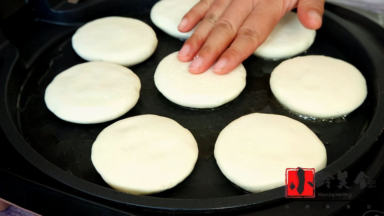教你糯米芝麻小糖饼的做法，外酥里糯，馅料香甜，大人孩子都爱吃