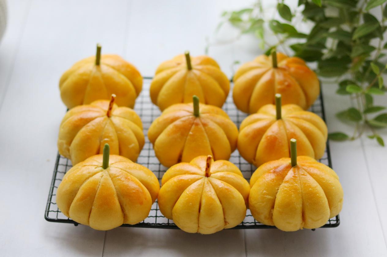 南瓜大量上市了，做个美味的南瓜面包，香甜可口，比买的好吃