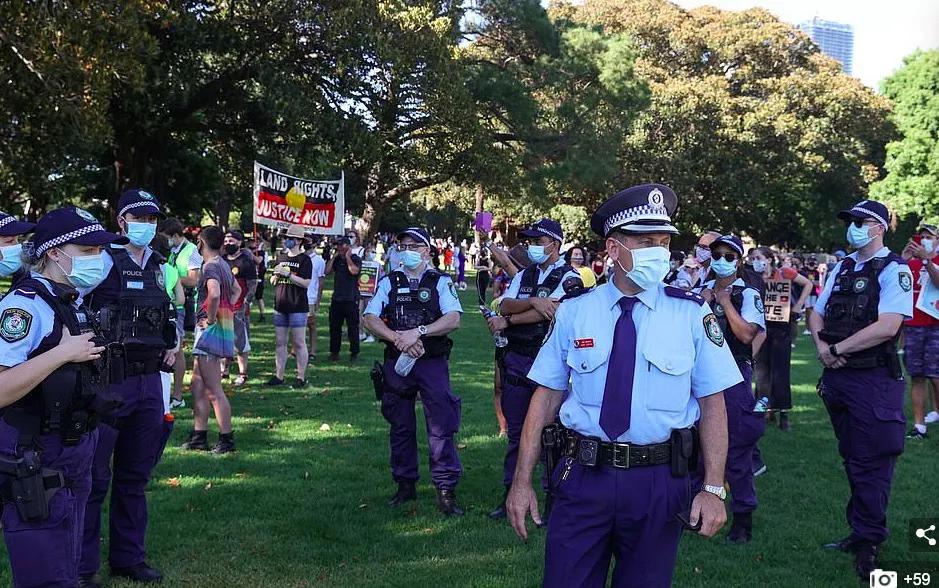 现场直击全澳大游行：上万澳洲土著抗议国庆日，警察出动围堵抓人