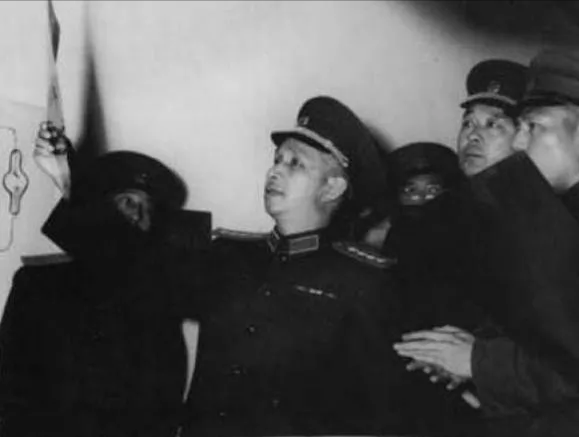 70年代，粟裕参观诺曼底遗址，问了4个问题，把法国专家问懵了
