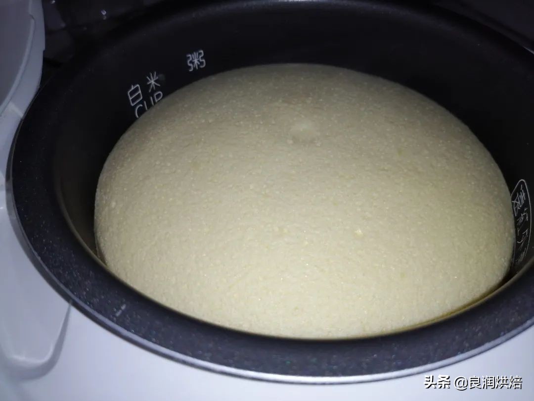 2個雞蛋，一碗麵粉，教你電飯鍋做蛋糕，鬆軟不回縮，做法超簡單