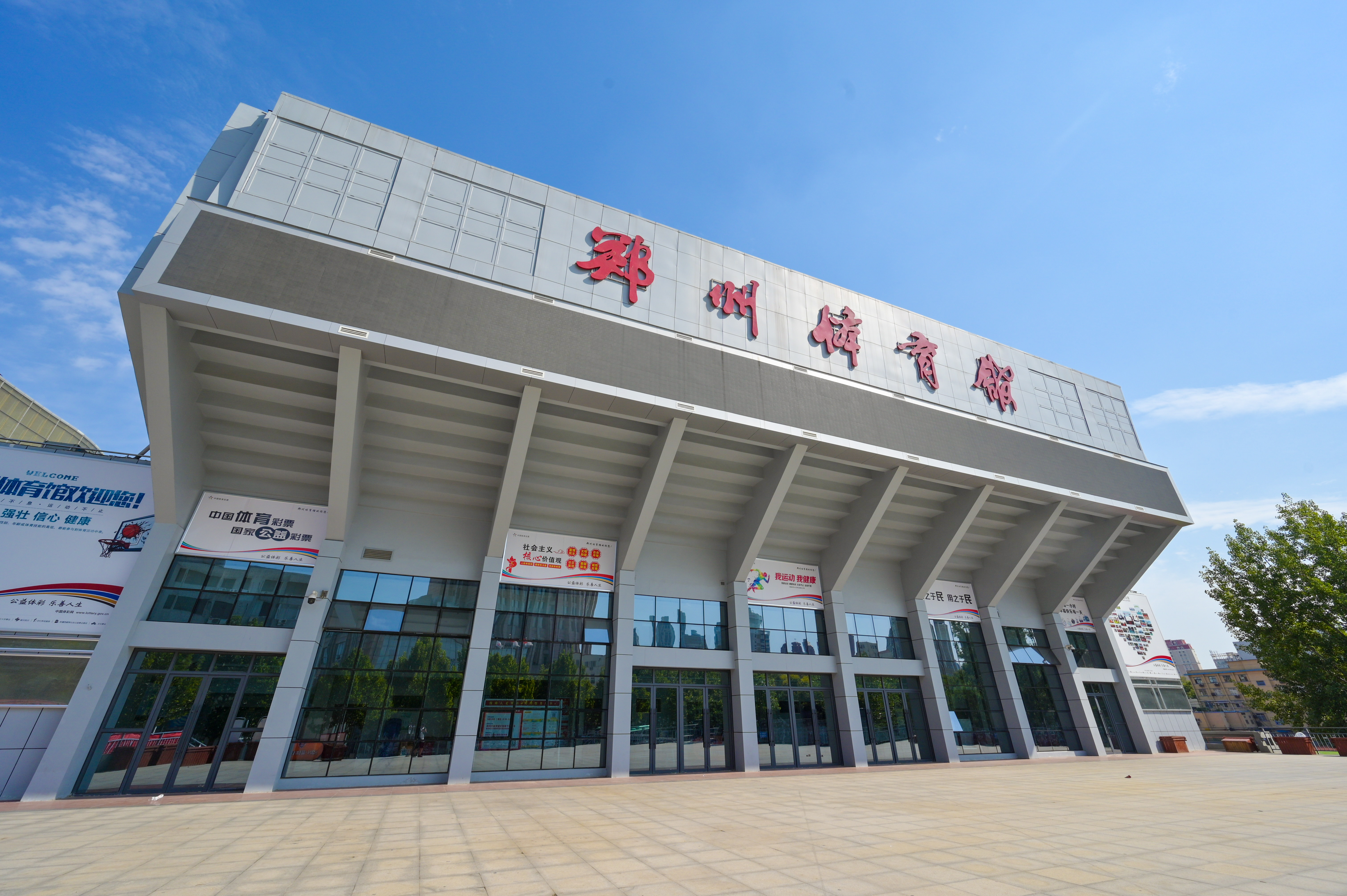 郑州市人民路,市中心的中心位置,在这里,郑州体育馆已经在此度过了35