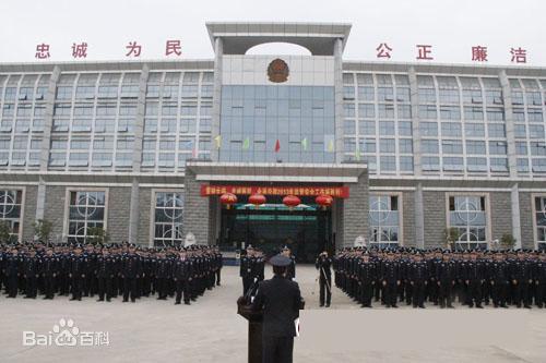 出狱即遭经纪公司疯抢，丑角走红的现状背后是