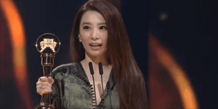 田馥甄获金曲奖最佳女歌手，陈嘉桦任家萱尖叫大哭，迫不及待庆功