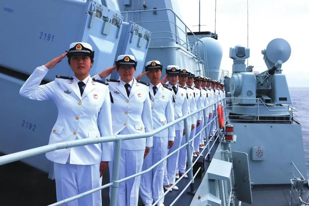 海军军帽上的两根飘带有什么用？看似不起眼，