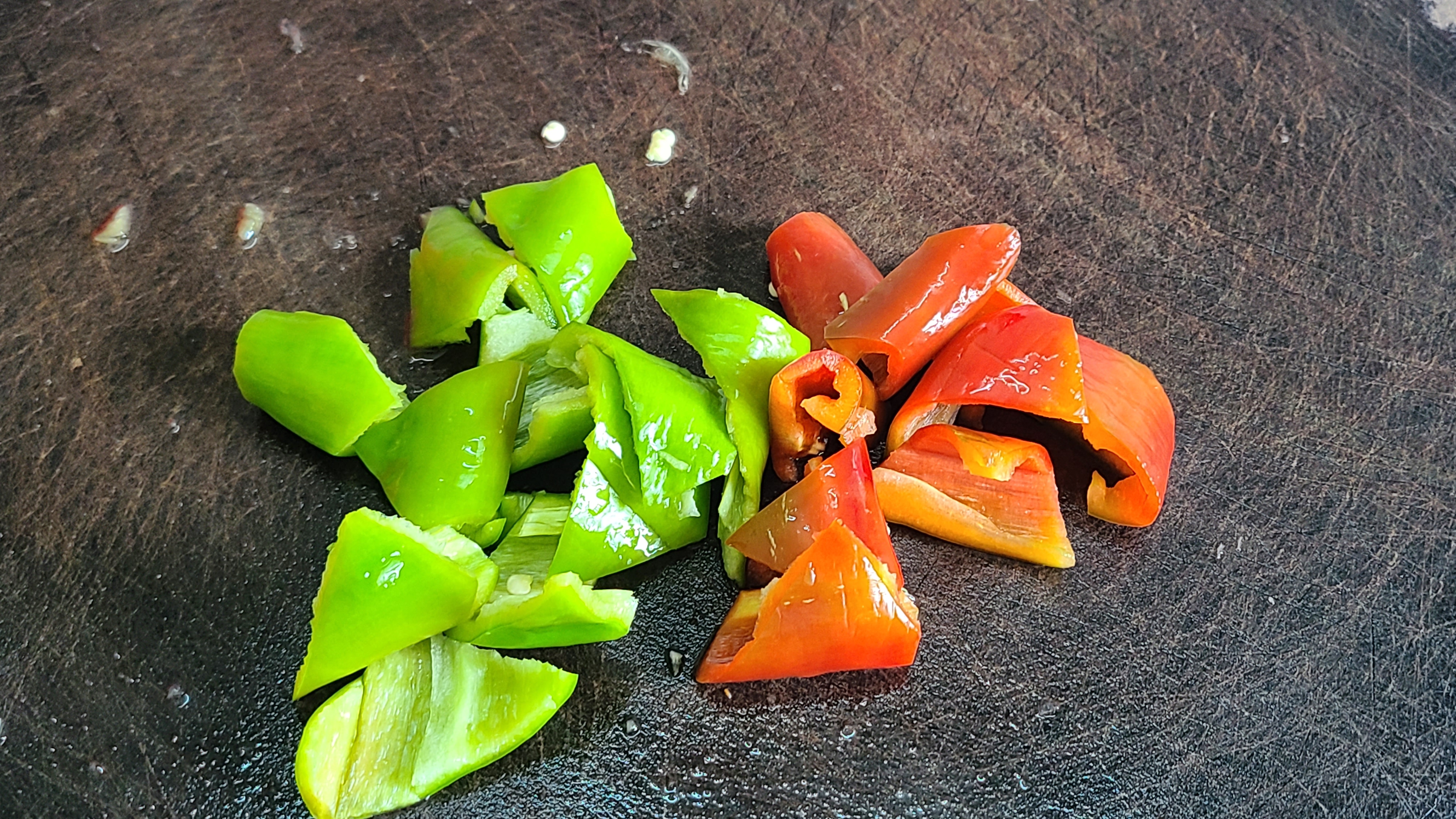 菠萝咕噜肉，广东夏天很火的一道美食，开胃又好吃，味道特别