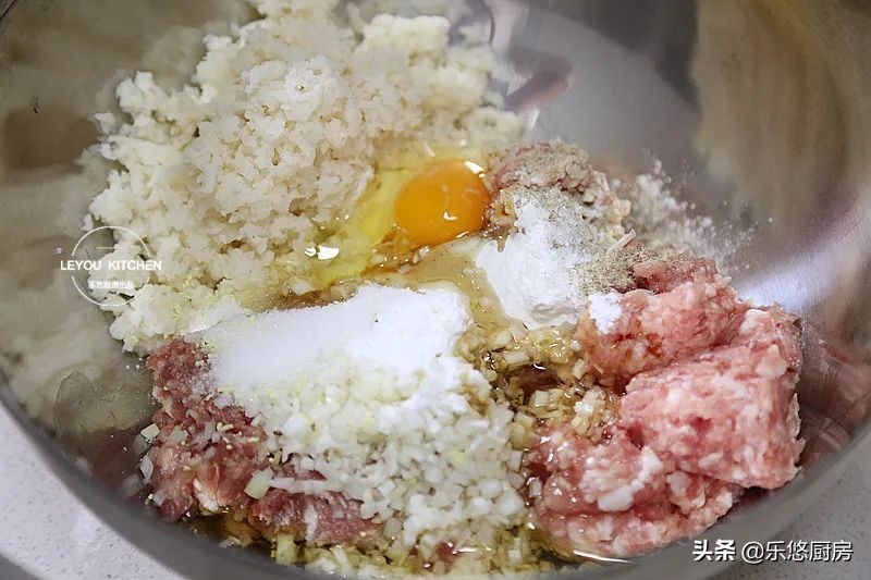 餐廳訂年夜飯，常點的一道大菜，不煎不炸，蒸熟就可以上桌