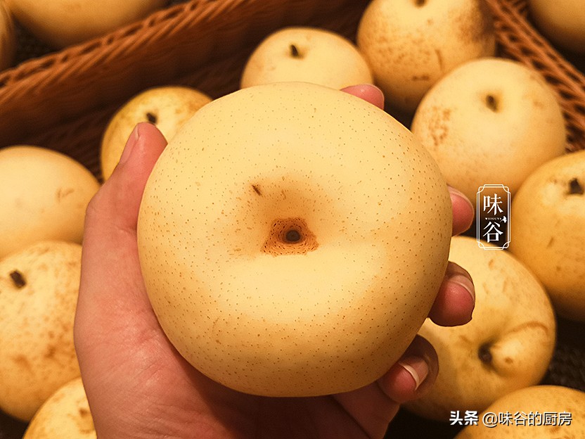 买梨子就得挑“母”的，香甜多汁味道好，牢记这4点，一挑一个准