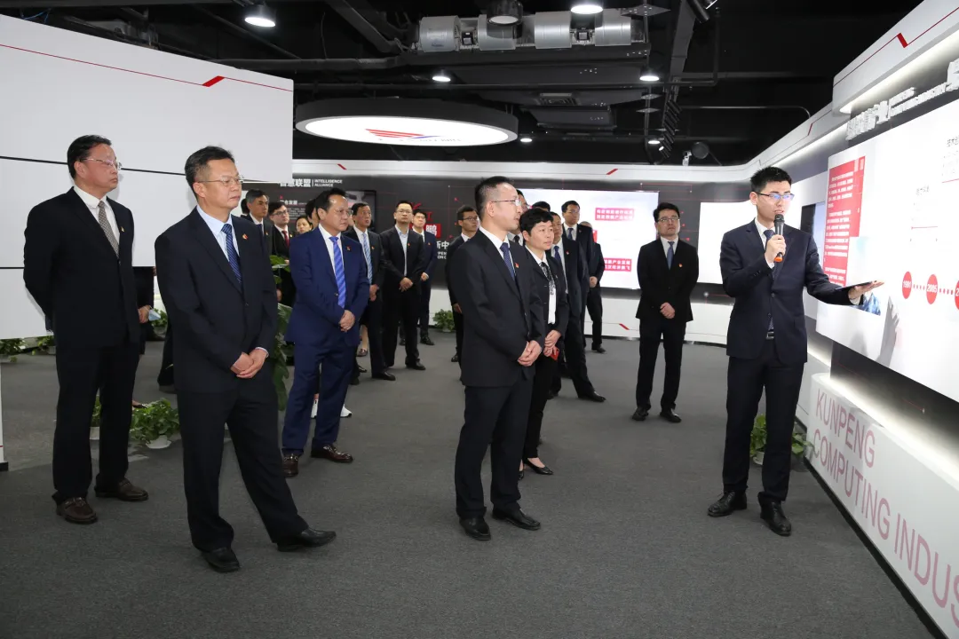 鲲鹏动态 | "武汉国资国企党委书记讲党课"走进长江鲲鹏