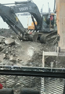 搞笑gif神评:女友首次开车上路,让人操碎了心