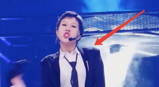 青二经费紧张？选手竟然穿破裆裤，网友：节目