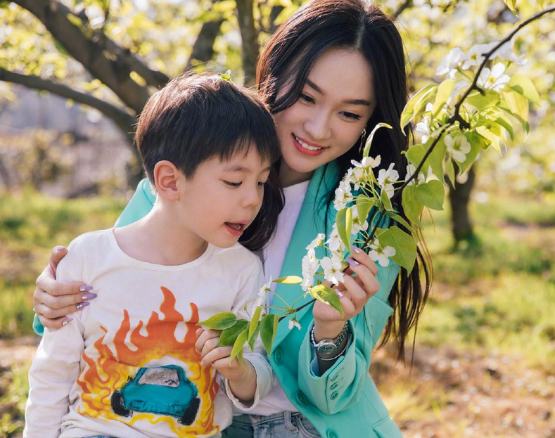 看到7歲嗯哼的偷拍照，才知道霍思燕有多狠，難怪兒子這麼優秀