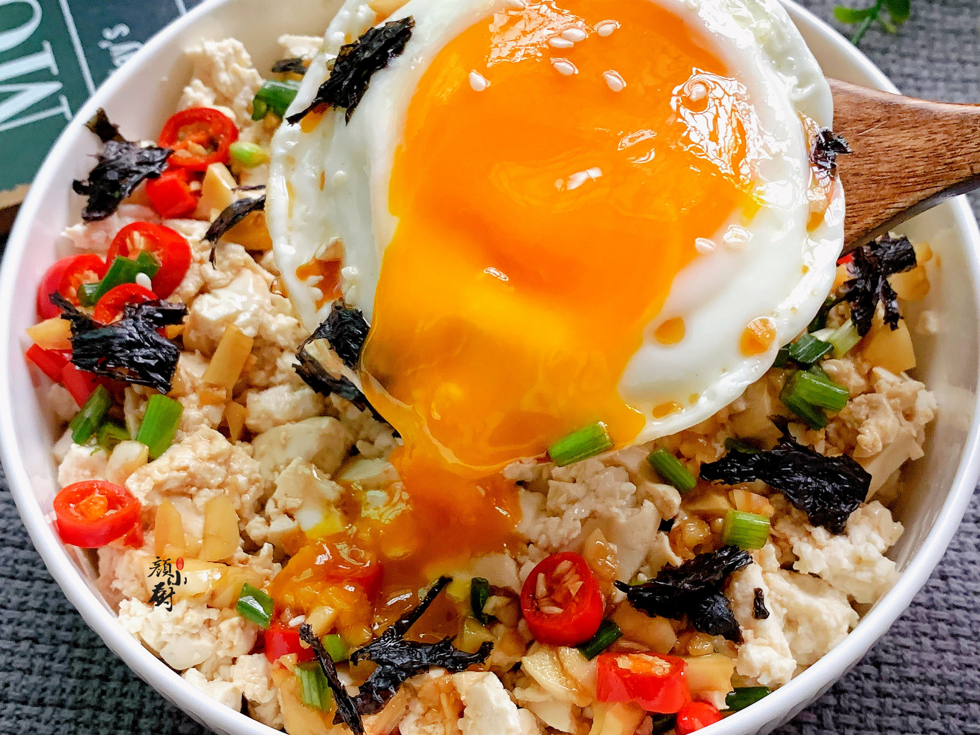 豆腐别再炖着吃了，教你懒人吃法，简单一拌，好吃到停不下来