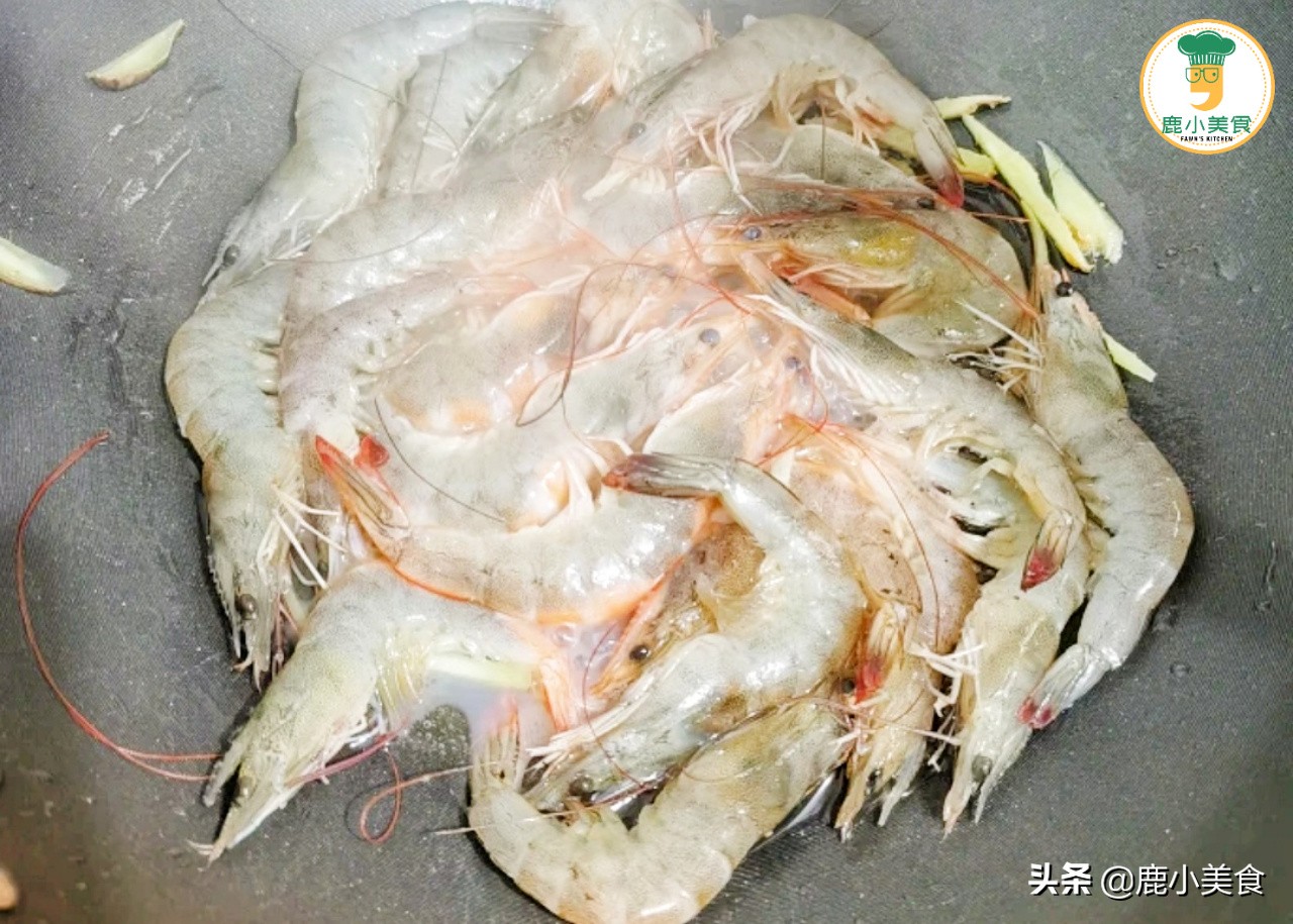 春節待客，寓意“紅紅火火”的油燜大蝦，紅亮喜慶，酥嫩美味