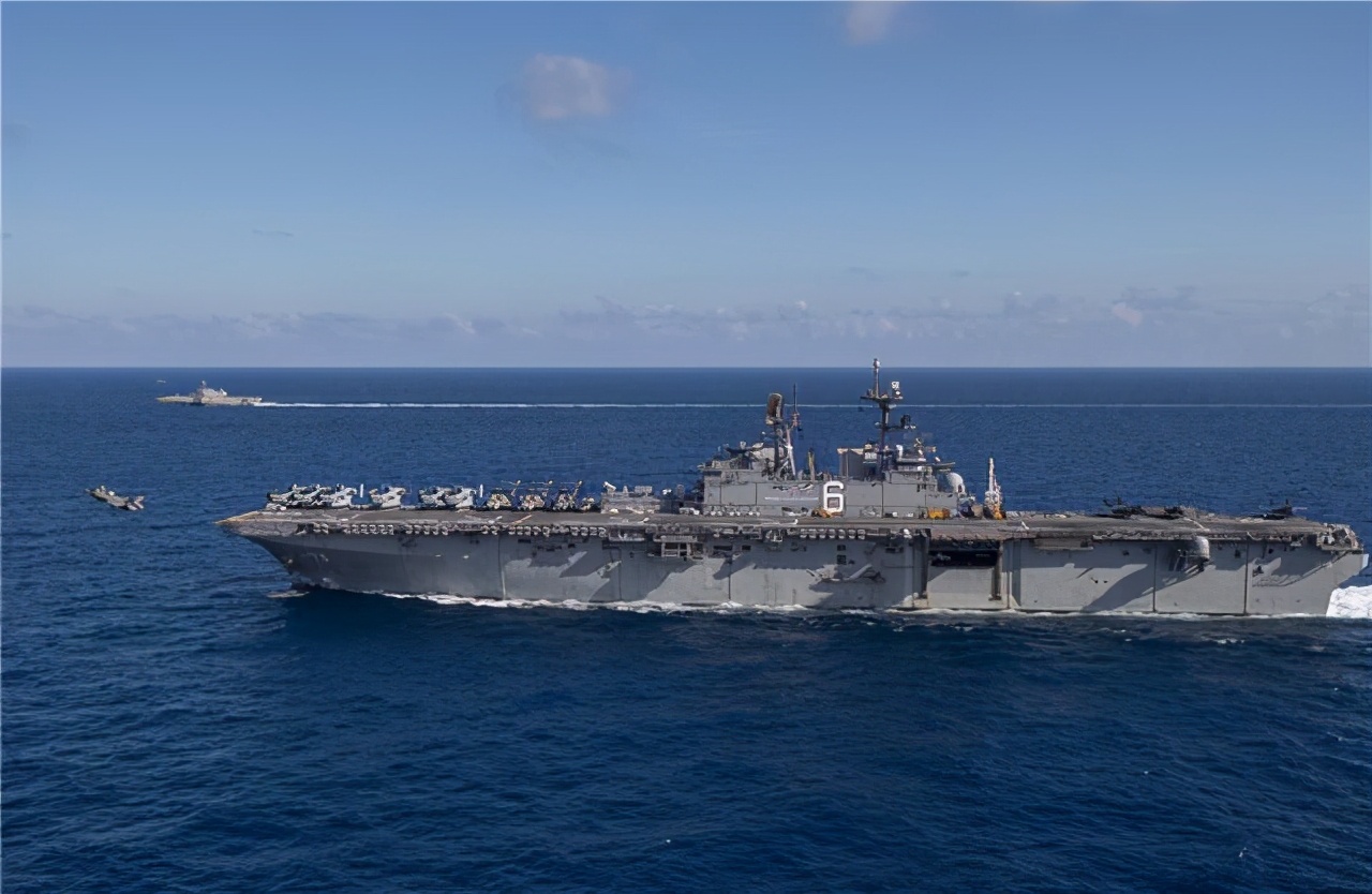 刚从台海出去，美舰又跑到南海撒野！解放军早