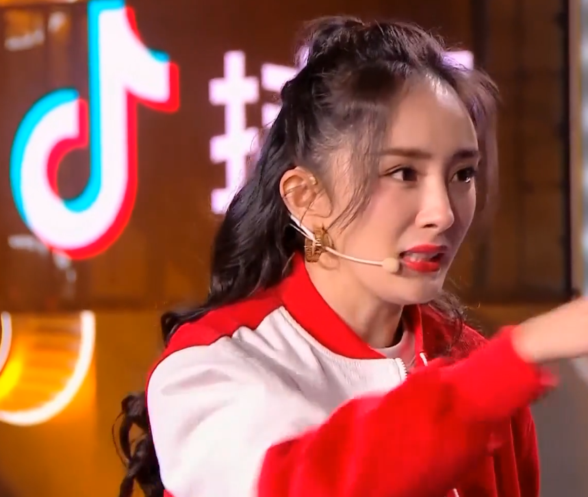 跨年女星集体得罪化妆师，杨幂被嘲像鹦鹉，热