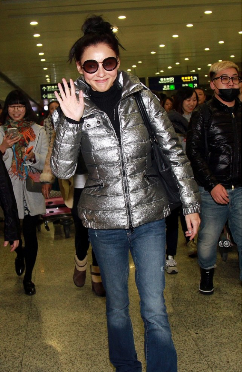 Cecilia Cheung looks a bit old at her face, jeans with down jackets ...