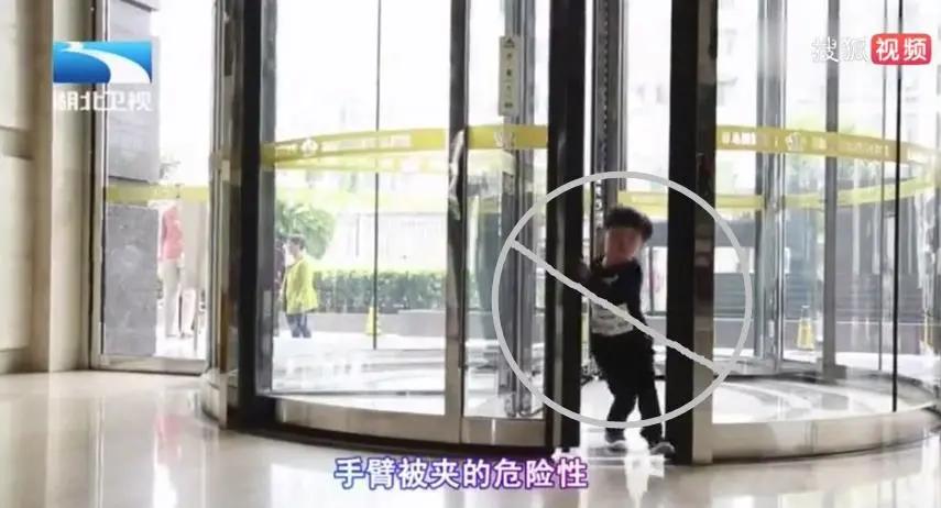 3岁男童被门缝夹头身亡，千万别让你的「错误救助」害了孩子