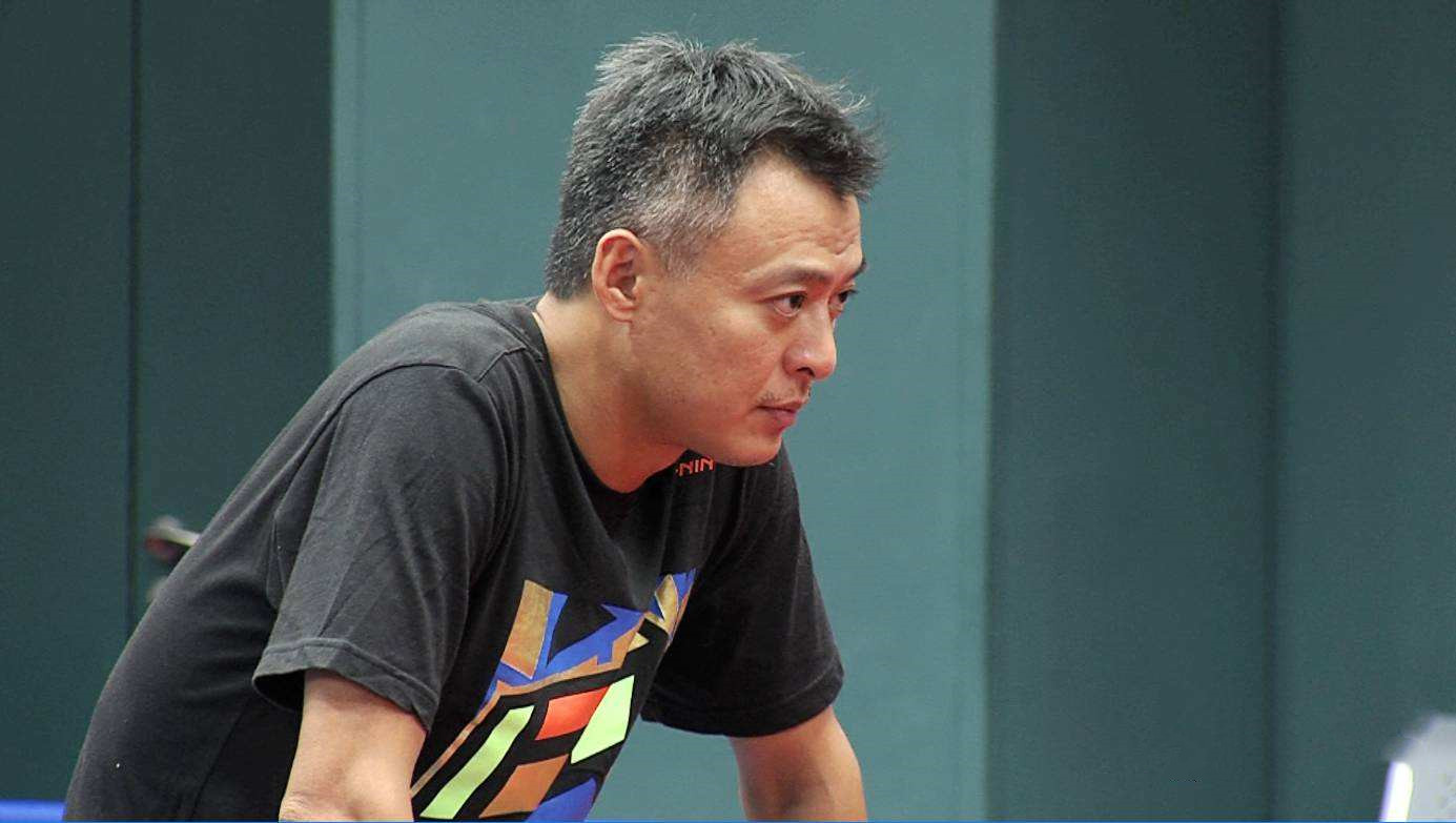 国乒主教练秦志戬,为培养马龙熬白了头,他的执教水准属于顶尖级