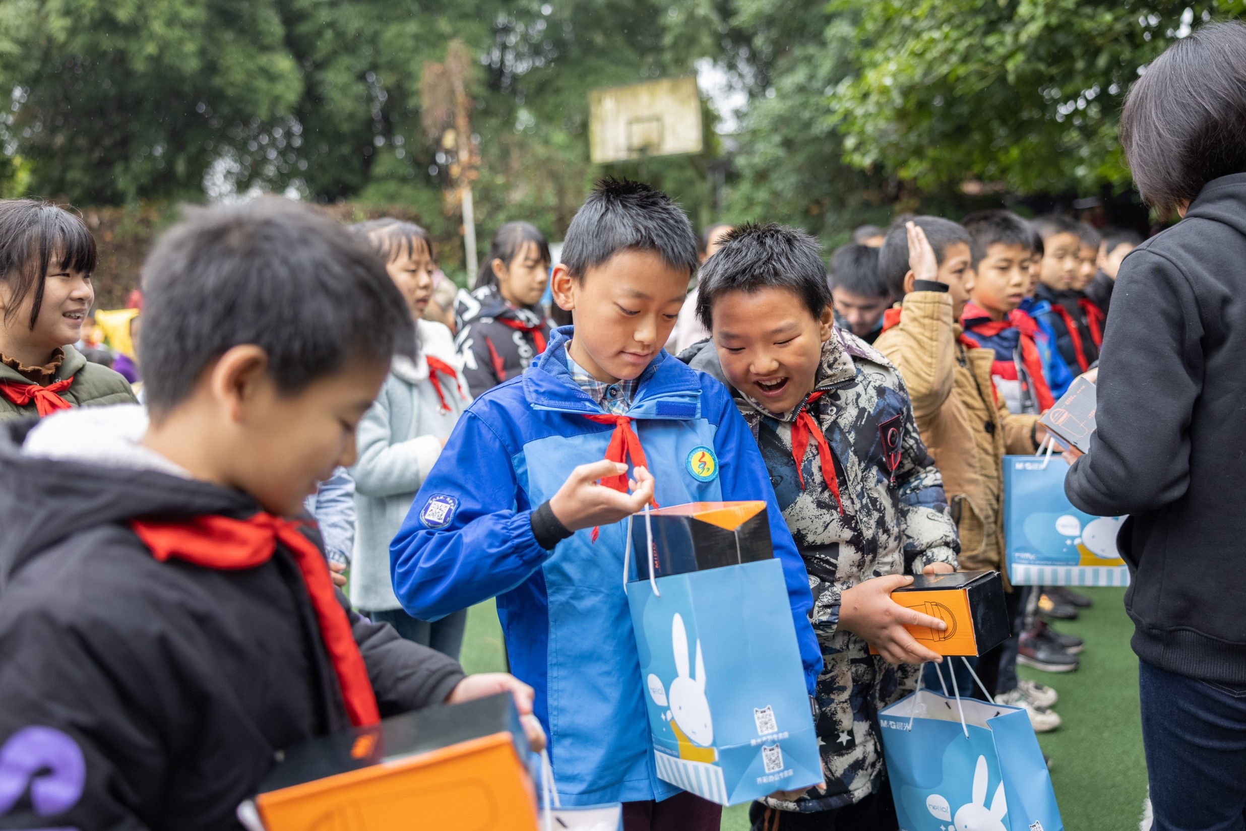 2020年瑞士美度表慈善公益行走进重庆梁平