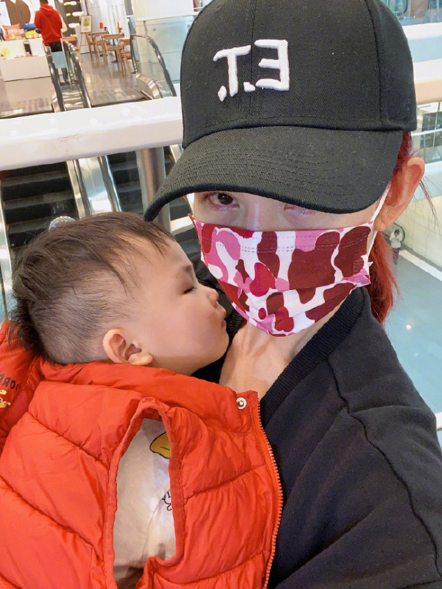 帶娃太辛苦！ 蔡少芬抱著熟睡的兒子逛街，雙眼佈滿紅血絲疲態盡顯