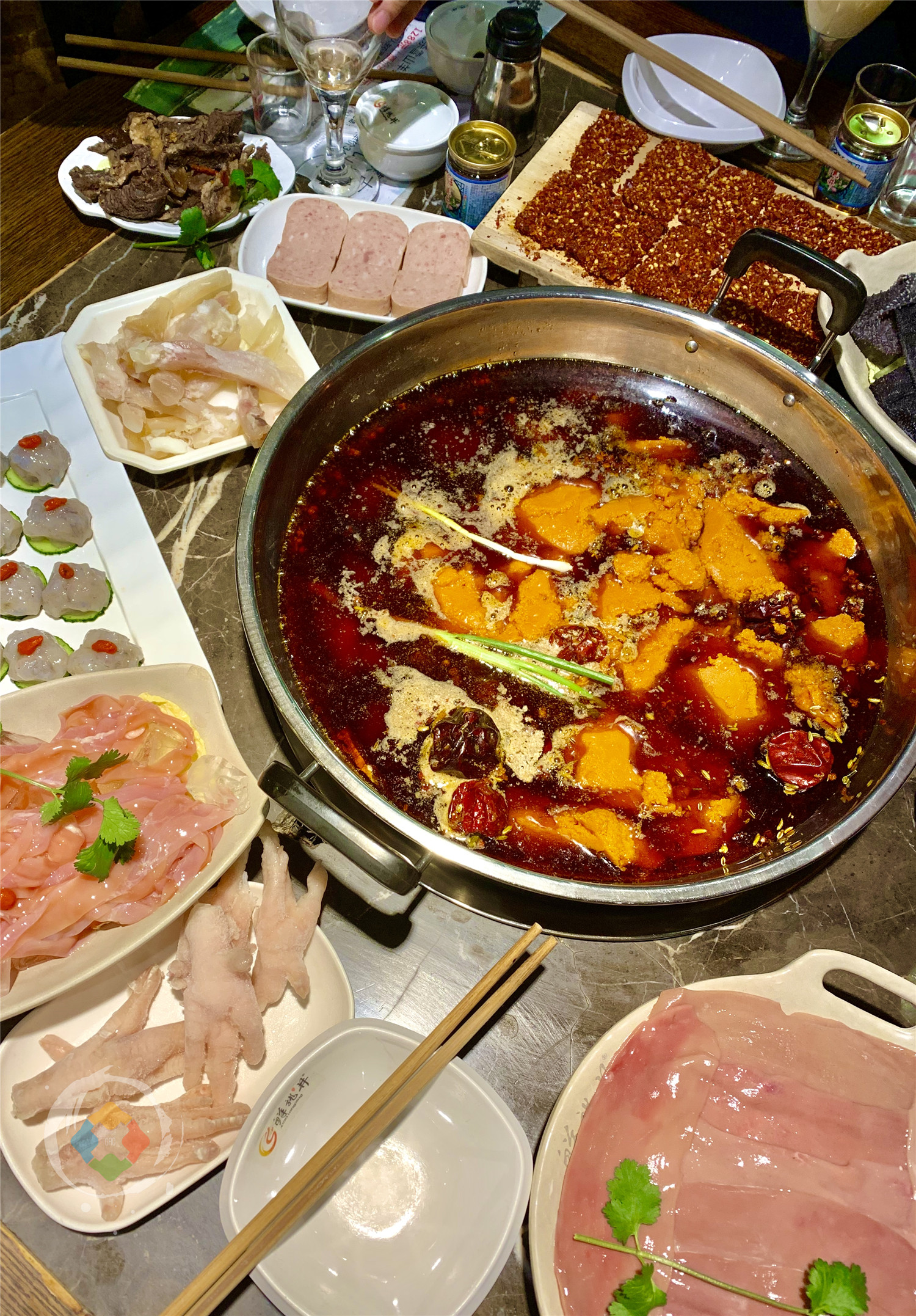 重庆储奇门的鳝鱼火锅，24小时营业，是白象街最后的坚守