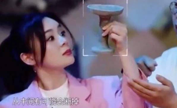 袁姗姗再被骂滚出娱乐圈，无脑行为不止一次，