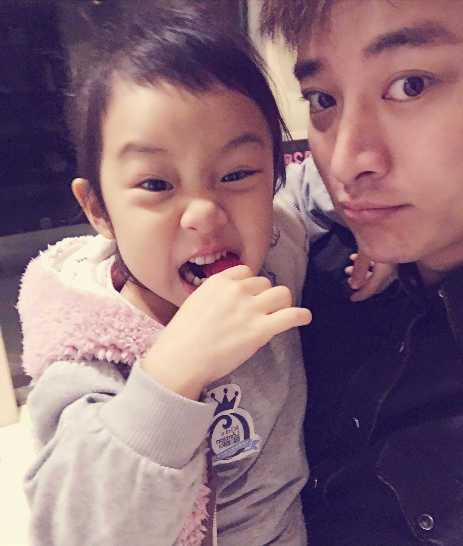 李小璐曬甜馨近照造型淑女，對鏡撇嘴害羞微笑，女漢子變軟妹子