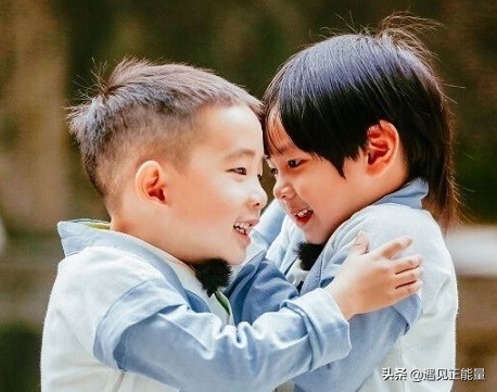 吳尊的兒子越長越帥氣，和吳尊拍合照，氣場大開