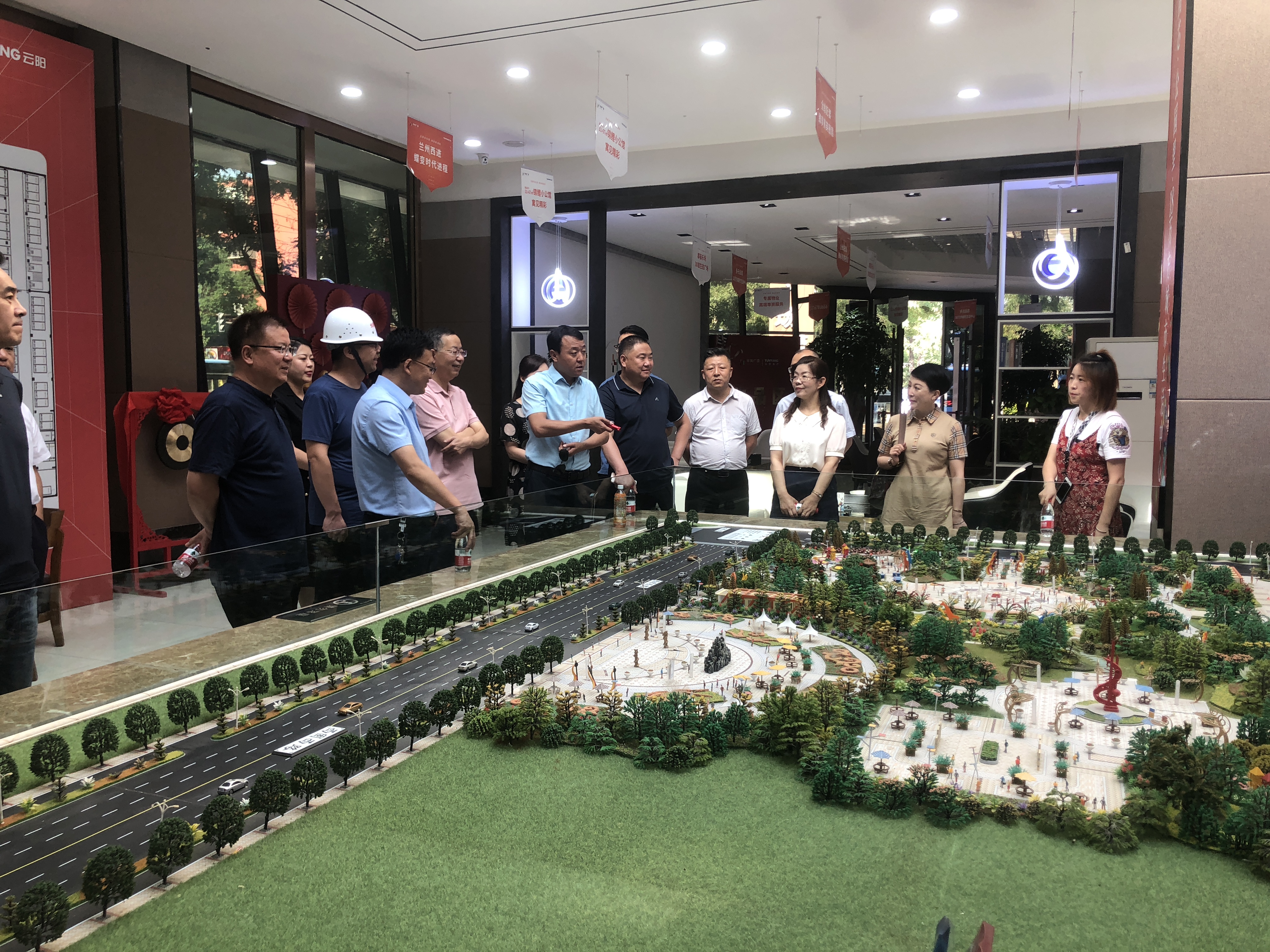 西固区政协组织委员视察兰州华奥全球商品直销中心商业综合体项目建设运营工作