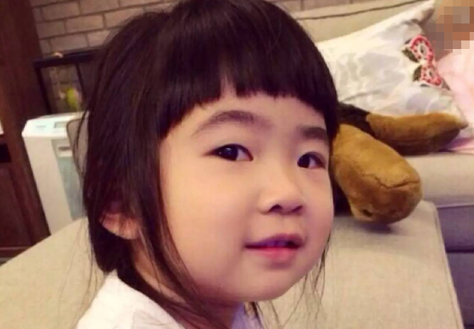 曹格女兒顏值逆襲，包子臉消失不見，大長腿更是令人羨慕