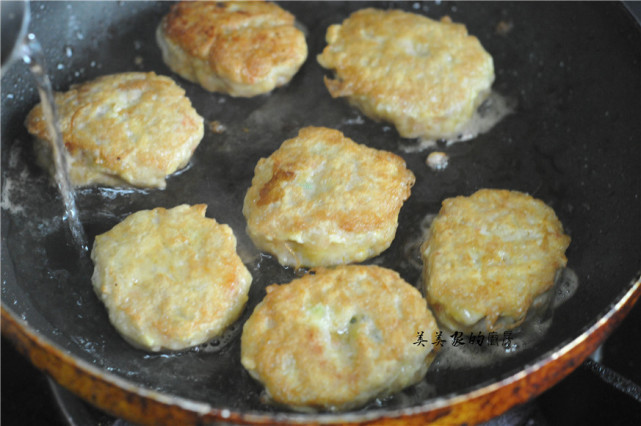 三伏天，多给孩子做豆腐饼，薄皮脆嫩，香软好消化，比肉饼更香