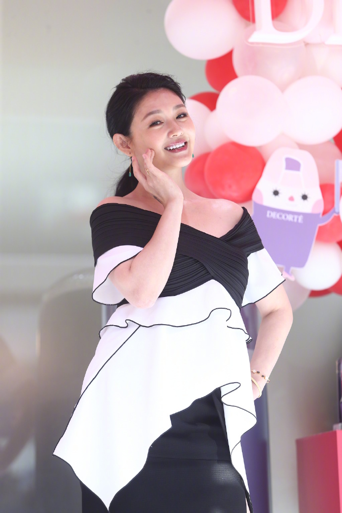 大S胖点更像“阔太太”，穿露肩上衣肤白貌美，