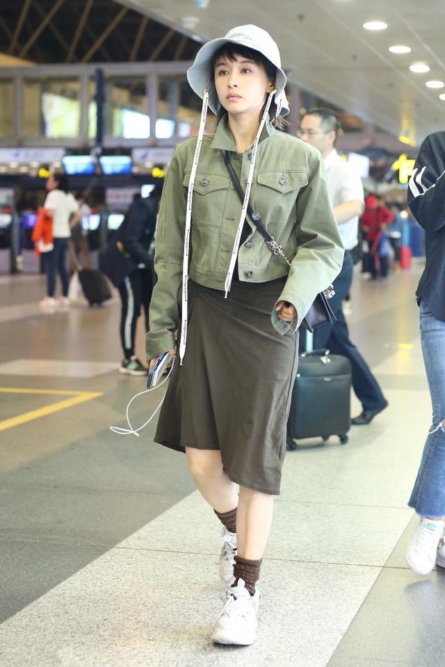 王子文胆不是一般大！穿仙女裙配短发又美又飒，转身之后看服了