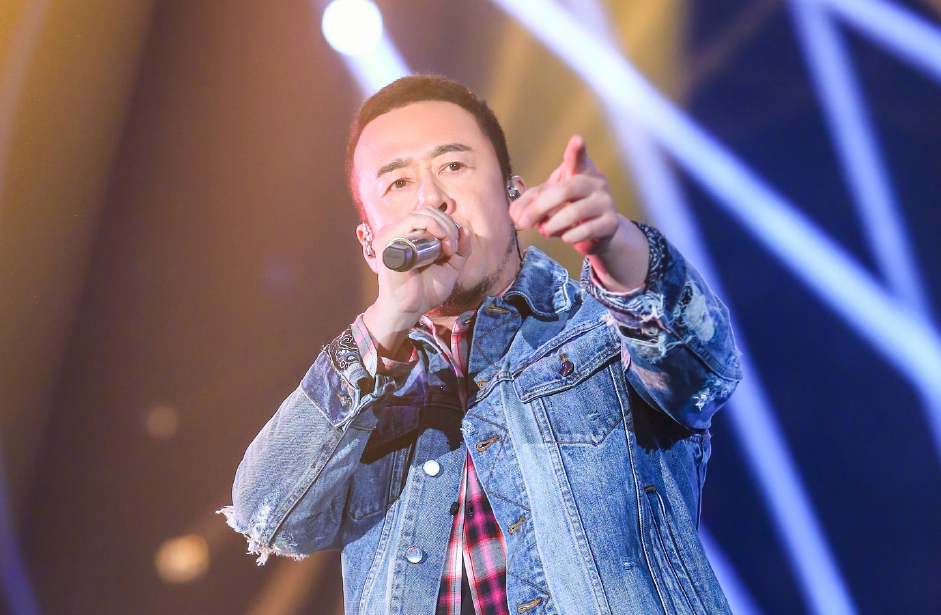 杨坤县城商演！还被观众大喊刘德华，只因曾点评华仔不算歌手